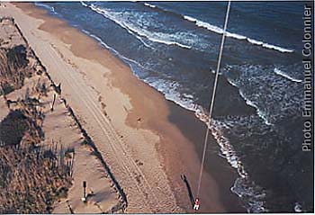 La plage de Saint Aygulf, vague sur le littoral.
